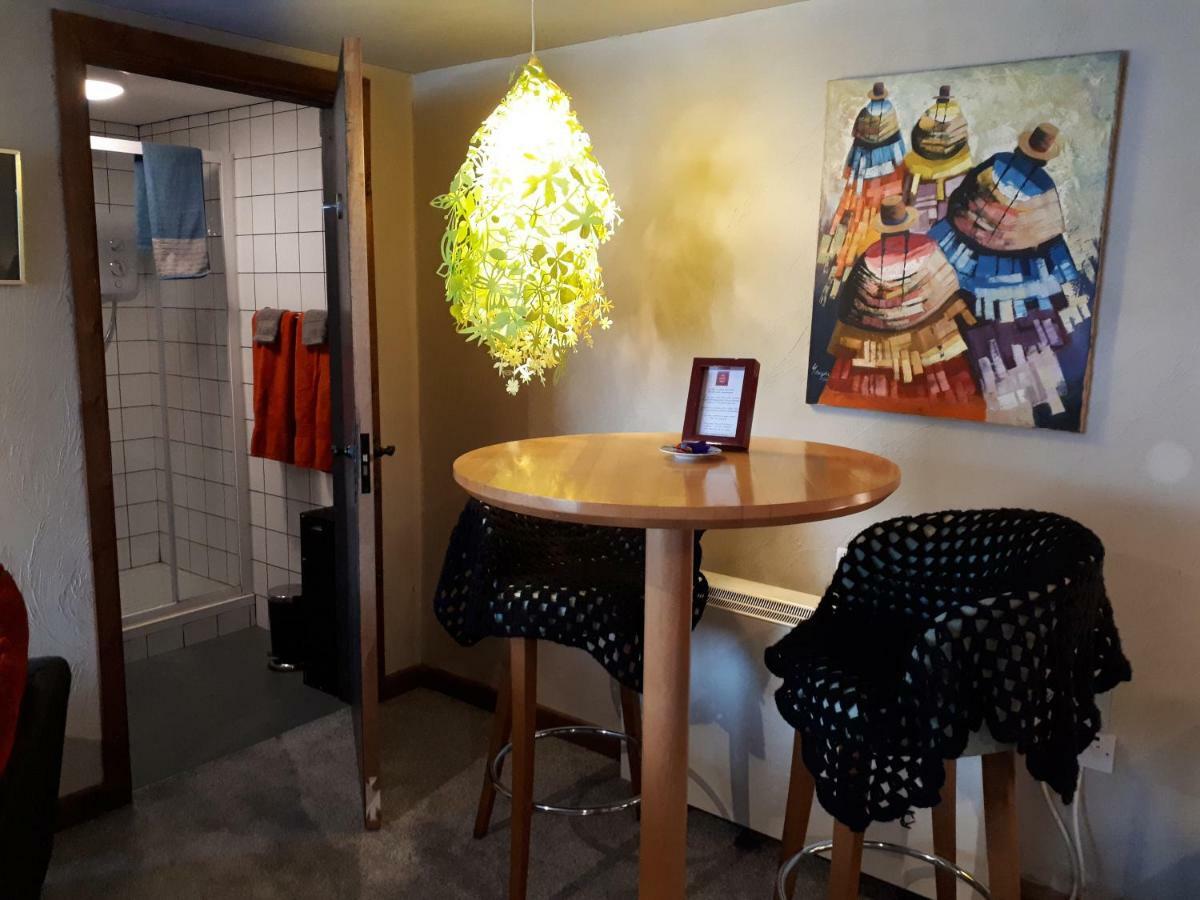 מואטה The Village Studio Apartments מראה חיצוני תמונה