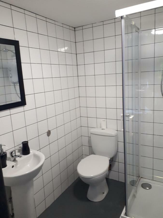 מואטה The Village Studio Apartments מראה חיצוני תמונה
