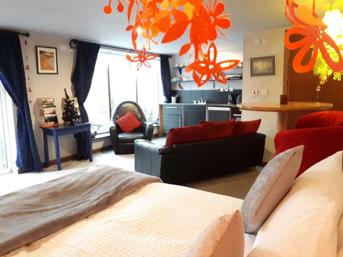 מואטה The Village Studio Apartments מראה חיצוני תמונה