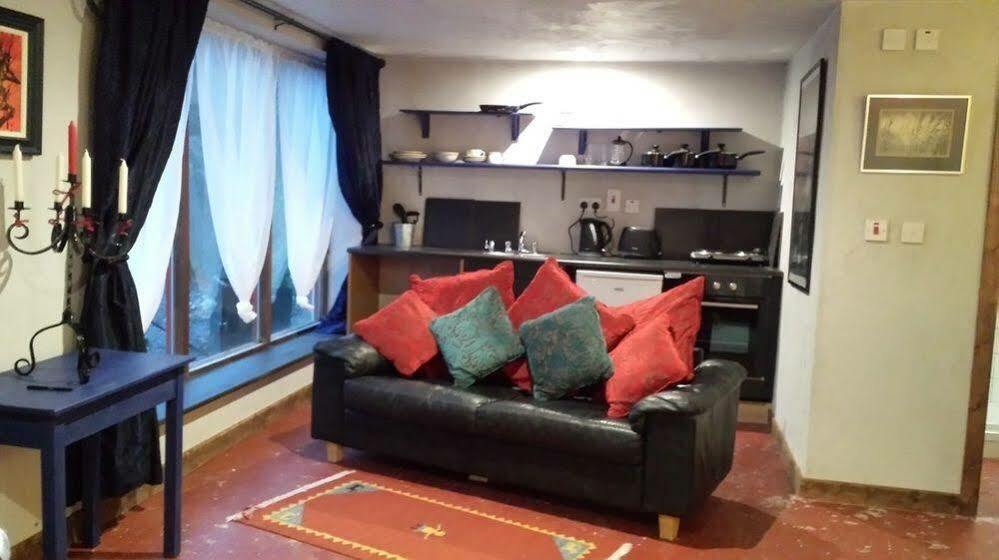 מואטה The Village Studio Apartments מראה חיצוני תמונה
